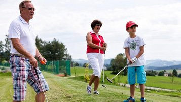Golfen in der Außenanlage im Familienhotel Aigo welcome family in Oberösterreich.