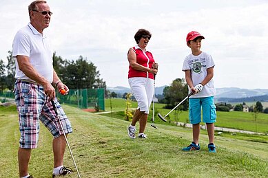 Golfen in der Außenanlage im Familienhotel Aigo welcome family in Oberösterreich.
