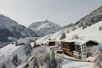 Das Familienhotel Alphotel im Allgäu umgeben von einer winterlichen Berglandschaft