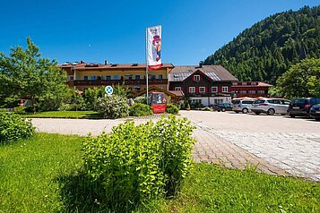 Einfahrt zum Familienhotel Spa- & Familien-Resort Krone im Allgäu.