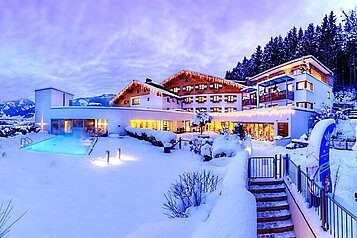 Das Familienhotel Amiamo im Salzburger Land im Winter.