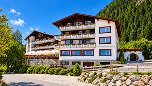 Außenansicht des Familienhotels Bavaria im Allgäu im Sommer.