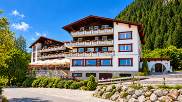 Außenansicht des Familienhotels Bavaria im Allgäu im Sommer.