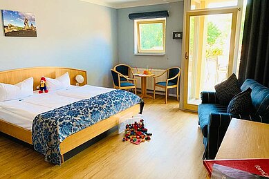 Die großzügigen Familiensuiten und Appartements im Familienhotel Family Club Harz bieten viel Platz und Komfort für die Familie.