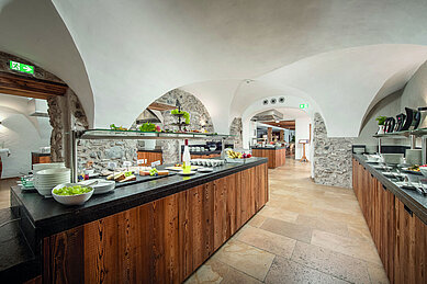 Offenes Buffet mit Front-Cooking im Restaurant des Familienhotels Landgut Furtherwirt in Tirol.