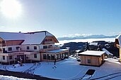Winteraufnahme des Familienhotel Petschnighof in Kärnten.