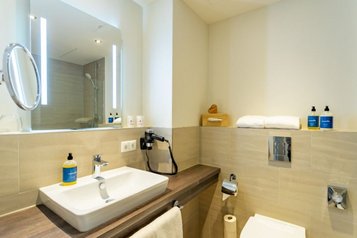 Badezimmer mit Waschbecken und Föhn im Familienhotel Strandkind an der Ostsee