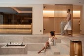 Blick in den Spa- und Ruhebereich mit Feuerstelle und angrenzender Sauna im Hotel Bella Vista in Südtirol.