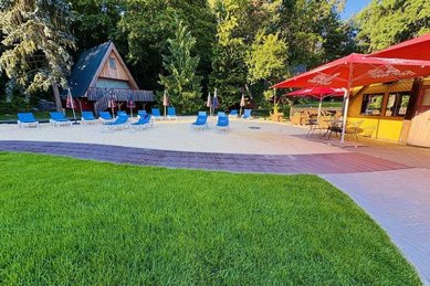 Liegewiese mit Sitzbereich und Taverne am Outdoor-Bereich des Family Club Harz.