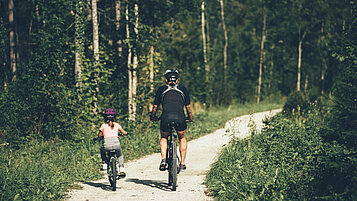 Familienausflug mit dem Fahrrad durch die wunderschöne Landschaft rund um das Familienhotel Post Family Resort im Salzburger Land.