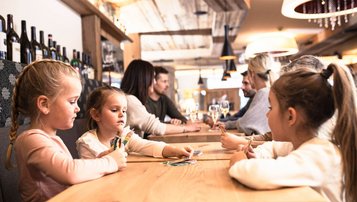 Im Lobby Bereich spielen Kinder Karten im Kurzurlaub.