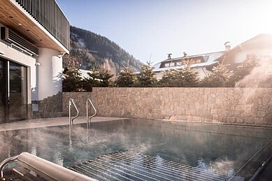 Outdoor-Pool im Familienhotel Alpenhof Dolomit Family