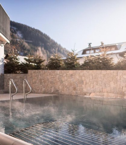 Outdoor-Pool im Familienhotel Alpenhof Dolomit Family