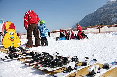Skilernen für Kinder leicht gemacht beim Skikurs im Urlaub im Familienhotel Alphotel im Allgäu.