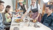 Essen wird am Tisch serviert im Familienrestaurant