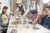 Essen wird am Tisch serviert im Familienrestaurant