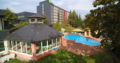Die Außenansicht der Hotelanlage mit Pool des Hotels Am Rennsteig im Thüringer Wald