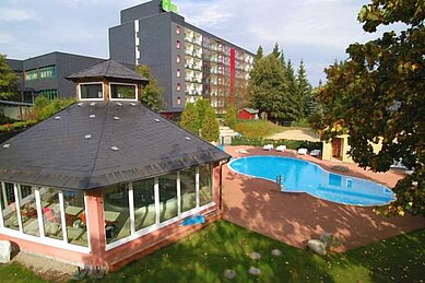 Die Außenansicht der Hotelanlage mit Pool des Hotels Am Rennsteig im Thüringer Wald