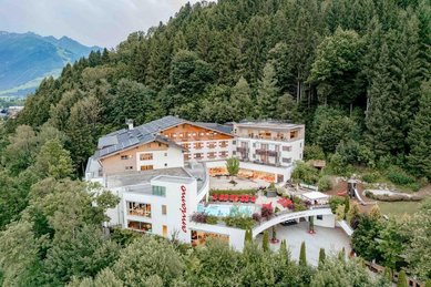 Eine Hotelansicht im Sommer vom Familienhotel Amiamo.