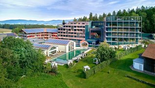 Familienhotel Ulrichshof im Bayrischen Wald mit Blick auf das Hotel mit Sicht auf den Aussenpool