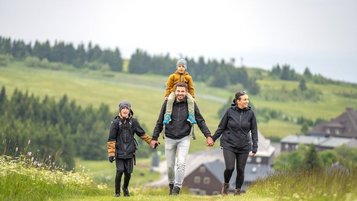Familie wandert in der herrlichen Region des Ergebirges rund um das Elldus Resort