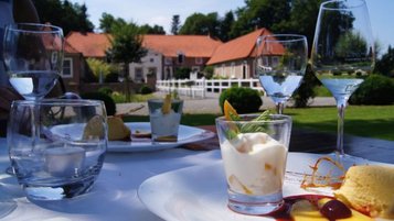 Dessert auf der Terrasse mit Blick auf den Garten im Familienhotel Gut Landegge im Emsland