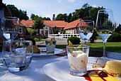 Dessert auf der Terrasse mit Blick auf den Garten im Familienhotel Gut Landegge im Emsland