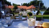Dessert auf der Terrasse mit Blick auf den Garten im Familienhotel Gut Landegge im Emsland