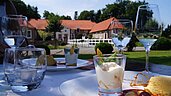 Dessert auf der Terrasse mit Blick auf den Garten im Familienhotel Gut Landegge im Emsland