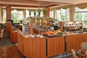 Im Restaurant des Familienhotel Sonnenhügel im Rhön lädt das Abendbuffet zu genussvollen Familienmomenten ein.