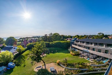 Familienhotel Strandkind an der Ostsee Aussenansicht im Sommer