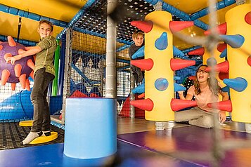 Kinder spielen in der Softplayanlage im Familienhotel Zauchenseehof im Salzburger Land