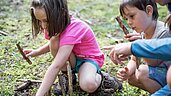 Familienhotel Alpenhof Dolomit Family mit dem Naturdetektiv vieles entdecken. Kinder bauen im Wald mit unterschiedlichen Naturmaterialien, wie Holz.