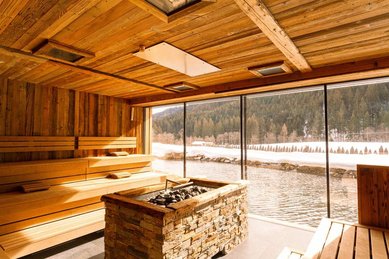 Während der Panoramablick verzaubert, herrscht in der Sauna des Familienhotel Alpura Retreat in Südtirol wohlige Wärme.