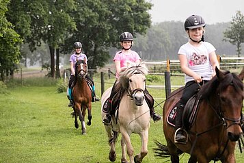 Kinder beim Ausritt mit Pferden im Urlaub im Landhuus Laurenz.