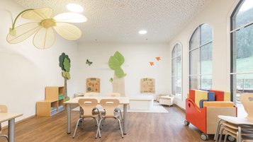 Heller Happy-Club mit Spiel- und Bastelbereich für Kinder im Familienhotel Oberkarteis.