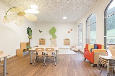 Heller Happy-Club mit Spiel- und Bastelbereich für Kinder im Familienhotel Oberkarteis.
