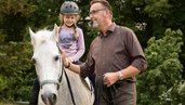 Eine Reitstunde unter Aufsicht eines Reitlehrers auf dem Familienhotel Ottonenhof im Sauerland.