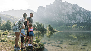 Eine Familie am Ufer des Traunsees in Oberösterreich