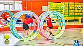 Kinder spielen in der Indoor-Spielhalle im Familienhotel Aigo welcome family in Oberösterreich.