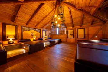 Modern gestaltetes Spa mit Ruheraum im Hotel Feldberger Hof.