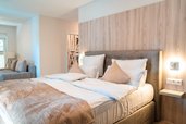 Gemütliches Familienzimmer mit Naturtönen im Familienhotel Friedrichshof.