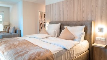 Gemütliches Familienzimmer mit Naturtönen im Familienhotel Friedrichshof.