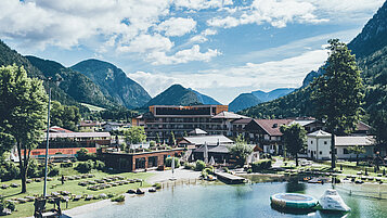 Aussenansicht im Sommer vom Familienhotel Post Family Resort im Salzburger Land.