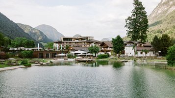 Aussenansicht im Sommer vom Familienhotel Post Family Resort im Salzburger Land.