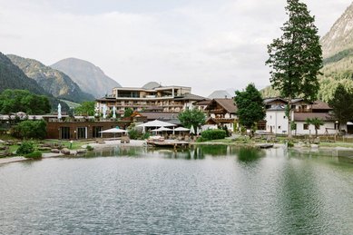 Aussenansicht im Sommer vom Familienhotel Post Family Resort im Salzburger Land.