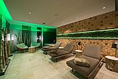 Ruhebereich mit großen Liegen im Familienhotel Schreinerhof im Bayerischen Wald.