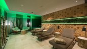 Ruhebereich mit großen Liegen im Familienhotel Schreinerhof im Bayerischen Wald.