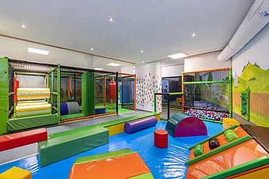 Große Softplayanlange im Innbereich des Familienhotels Kaiserhof an der Tiroler Zugspitzarena.