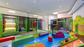 Große Softplayanlange im Innbereich des Familienhotels Kaiserhof an der Tiroler Zugspitzarena.